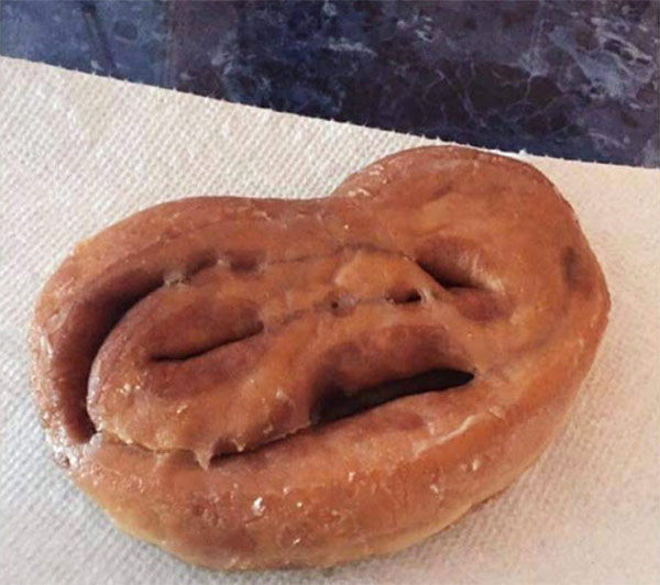 Cursed Food Image: Cinammon roll E.T. probably not gonna get home. Wow.